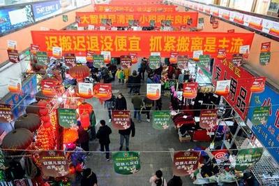 城東地標安琪兒小商品市場本月底關停，清倉促銷引發搶購潮